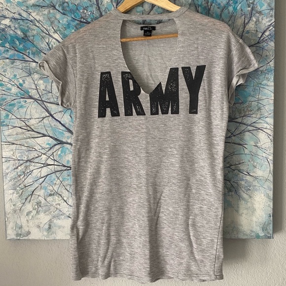 Y2k ARMY Cutout V-neck Rue21 T-Shirt - Picture 2 of 7